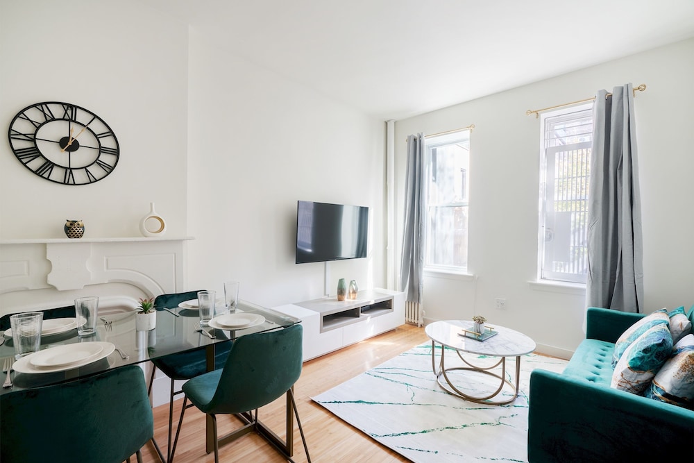 Contemporary 1 Bedroom Apartment in NYC — 4-Star Luxury Hotel in New York City, United States