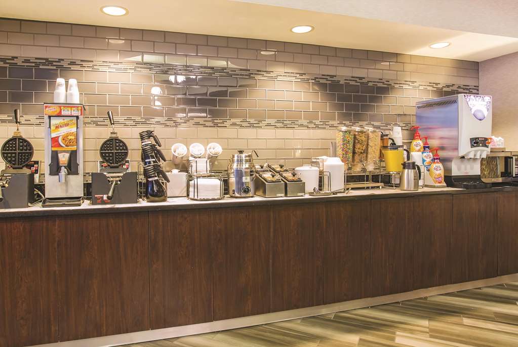 La Quinta Inn & Suites by Wyndham Las Vegas Summerlin Tech - photo 37