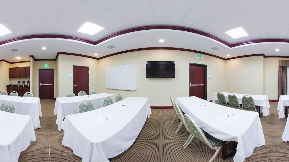 Holiday Inn Express Hotel & Suites GUYMON by IHG - photo 40
