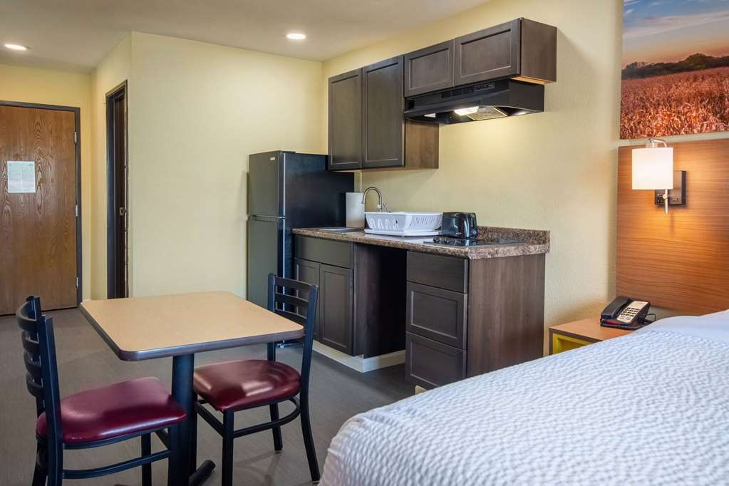 Days Inn by Wyndham Evansdale Waterloo - photo 30