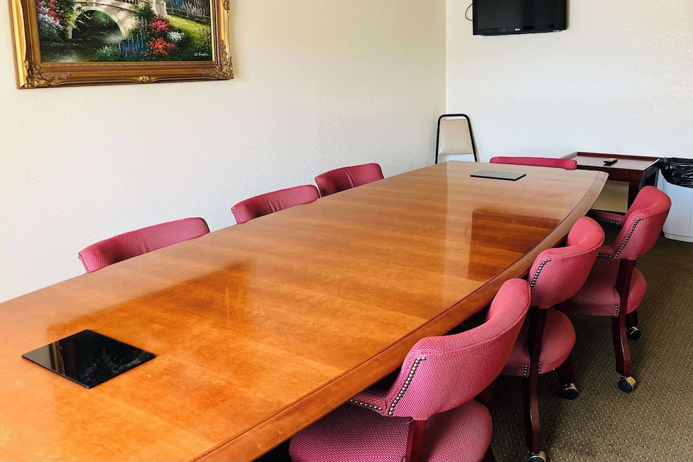 Quality Inn & Suites Prestonsburg next to Mountain Arts Center - photo 18