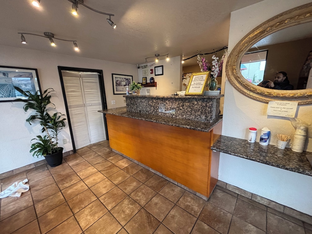 Jet Inn Motel - photo 2