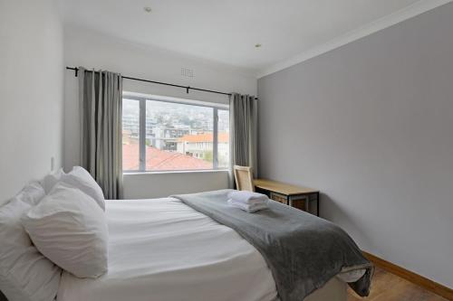 Charming 2 Bed Sea Point Retreat Mountain Views