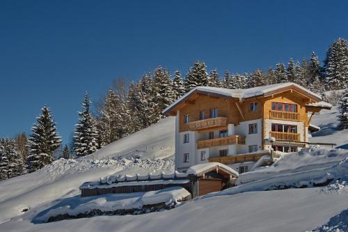 Ferien Schlössle Michaela — 4-Star Luxury Hotel in Mittelberg, Austria