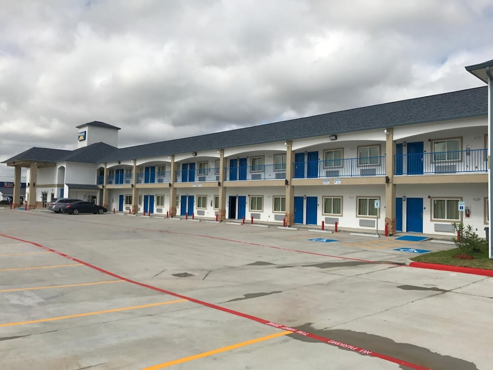 Deluxe Inn & Suites Baytown - photo 41