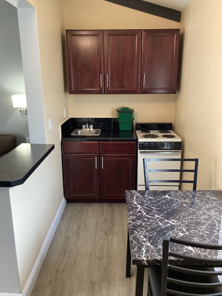 Tri Valley Inn and Suites Pleasanton - photo 21