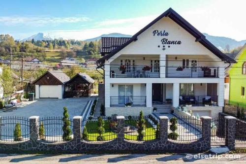 Perla Blanca in Moisei, Romania