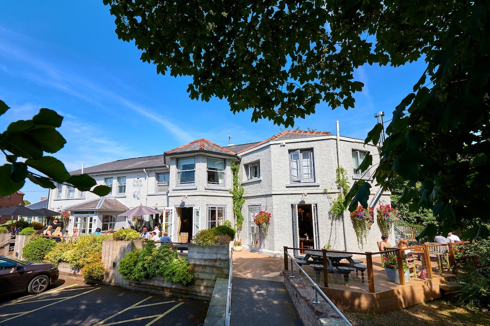 The Jug & Bottle — 4-Star Luxury Hotel in Heswall, United Kingdom