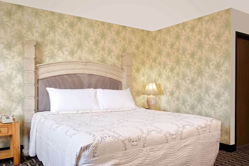 Super 8 by Wyndham Cloquet - photo 6