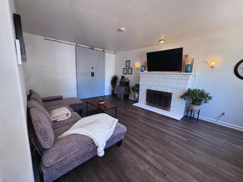 Lunas Cozy Private Hosted Suite With Fireplace And 2 Bedrooms 22024958 — Castro Valley