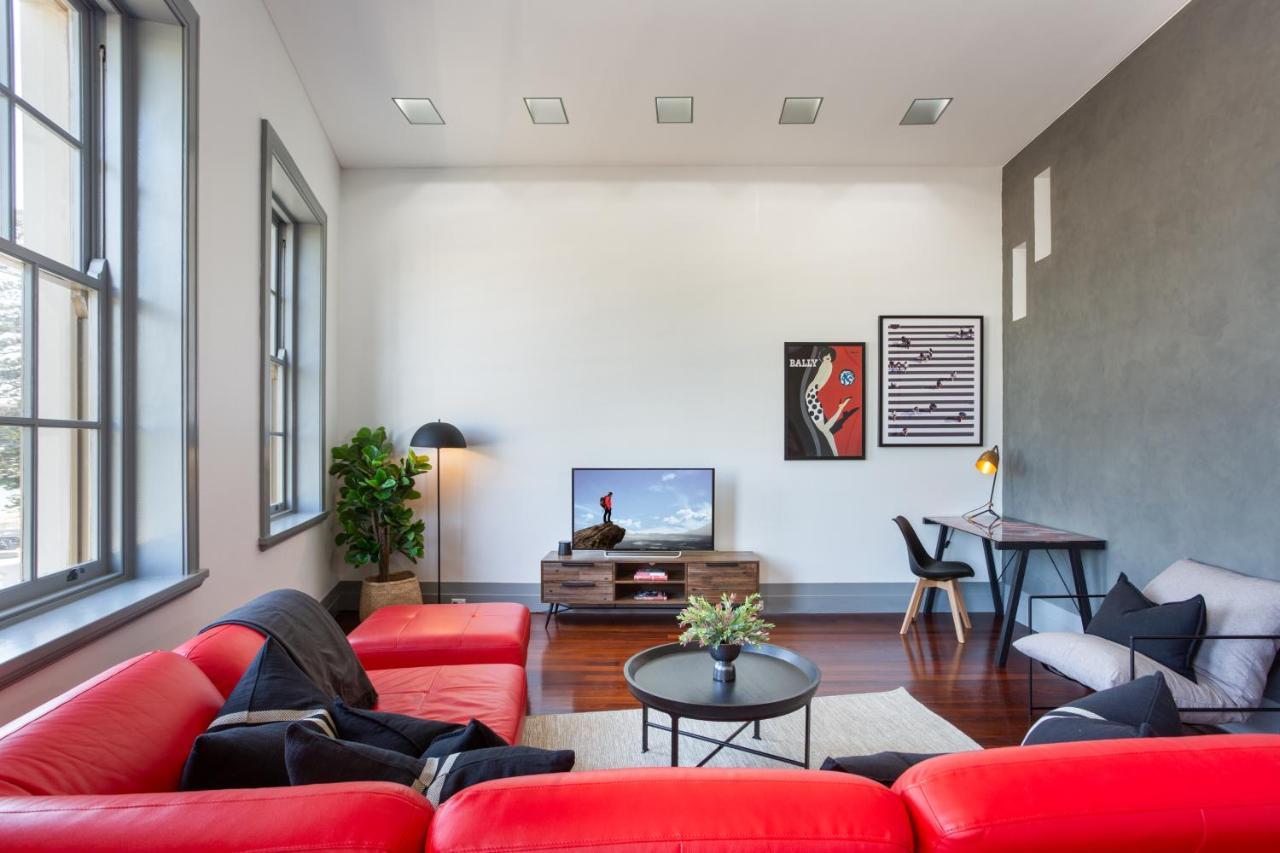 Harbourfront 3 Bed 2 Bath Opposite Manly Wharf with Harbour Views — hotel in Manly