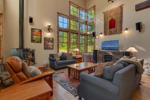 Norse Hall in Tahoe Donner Gorgeous Home with Private Hot Tub and Gourmet Kitchen — 4-Star Luxury Hotel in Truckee, United States