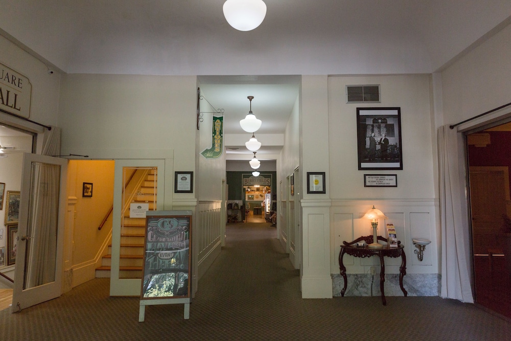 Centralia Square Grand Ballroom and Vintage Hotel - photo 4