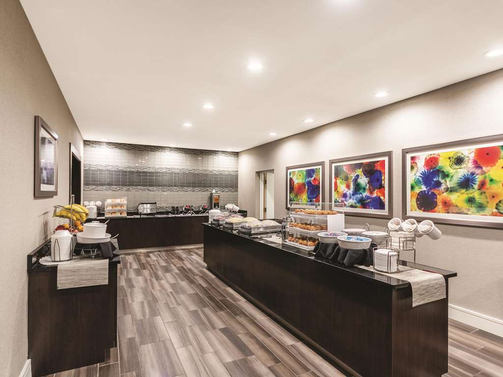 La Quinta Inn & Suites by Wyndham San Antonio Downtown - photo 42