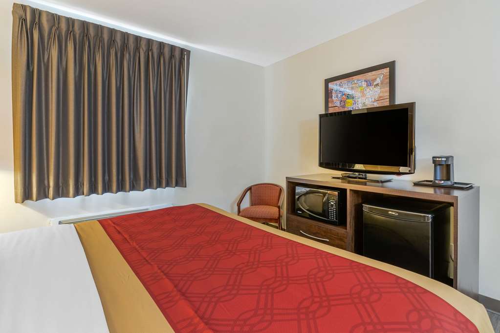 Econo Lodge Inn & Suites Des Moines Fairgrounds Area - photo 13
