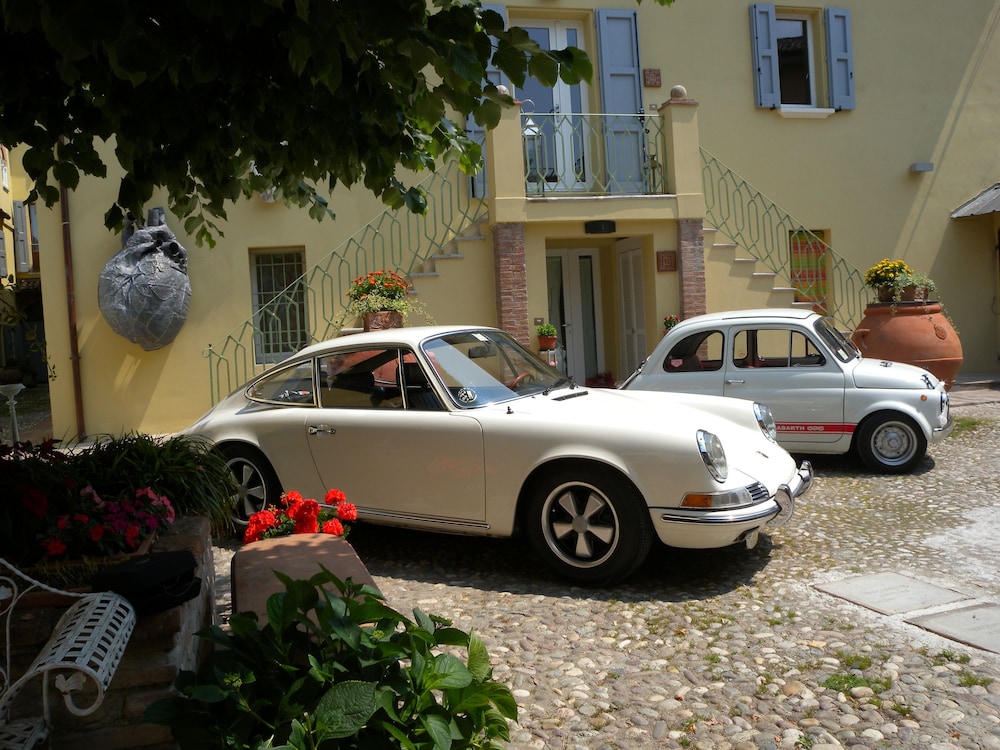 Cesare Magli & Figli Residenza D'Epoca Luxury Rooms — 4-Star Luxury Hotel in Molinella, Italy