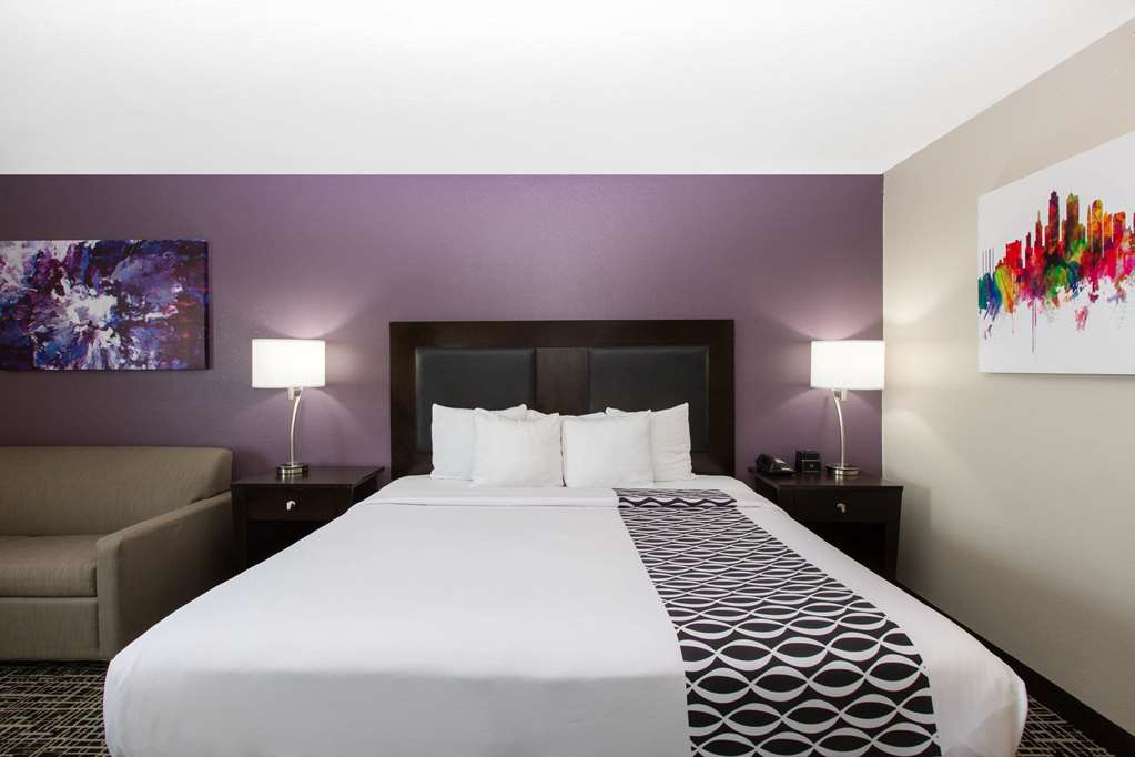 La Quinta Inn & Suites by Wyndham Blue Springs - photo 22