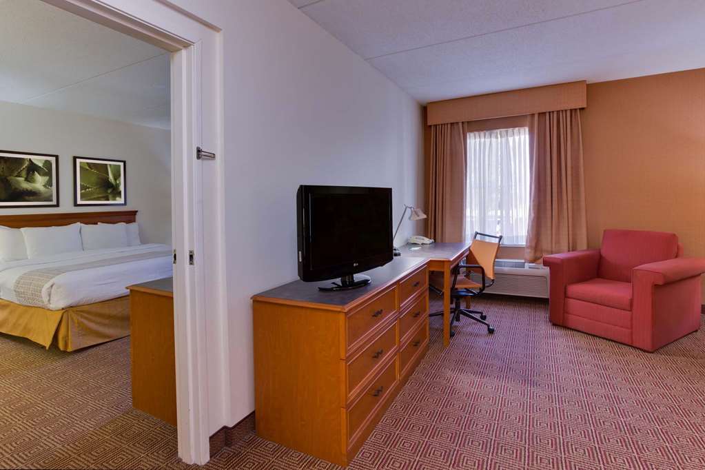 La Quinta Inn & Suites by Wyndham Lakeland East - photo 21