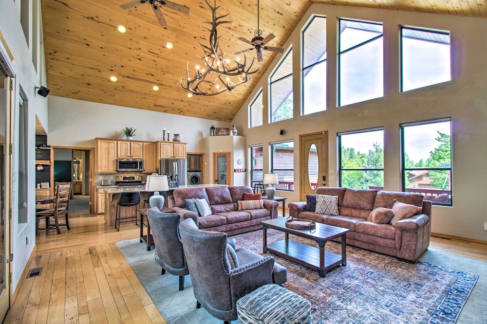 Hot Tub and Game Room All Season Pinetop Cabin — 4-Star Luxury Hotel in Pinetop-Lakeside, United States