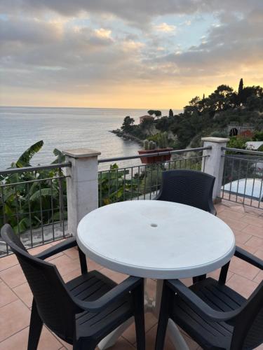 Appartamento Un Mare di Fiori — 4-Star Luxury Hotel in Ventimiglia, Italy