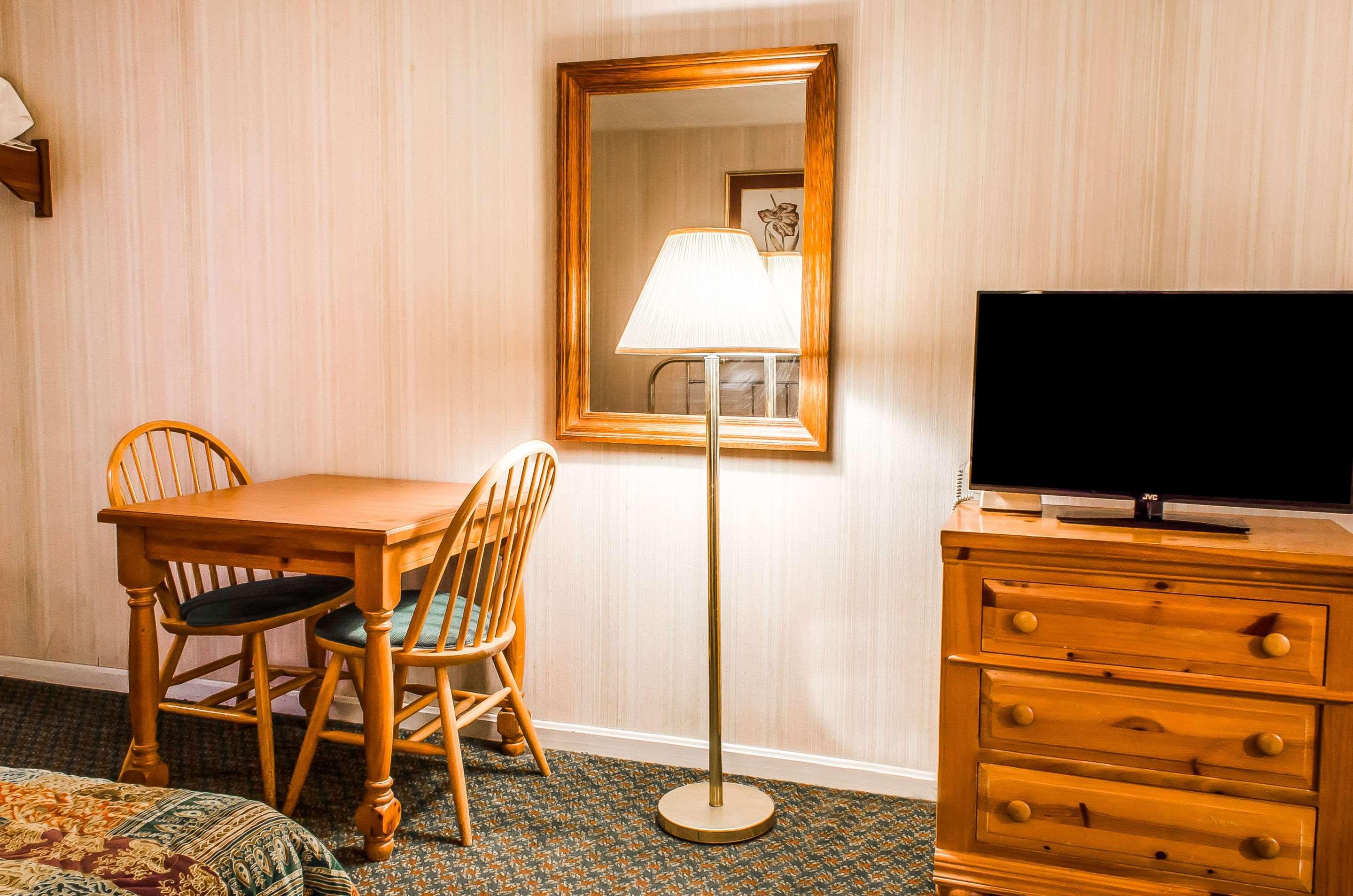Rodeway Inn Akron - photo 21
