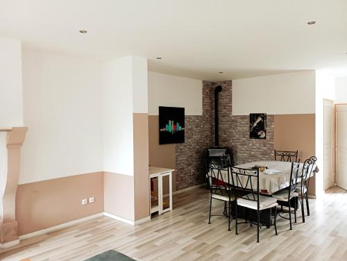 Magnifique Batisse Champenoise Jardins Billards Parking — hotel near Chalons Vatry airport