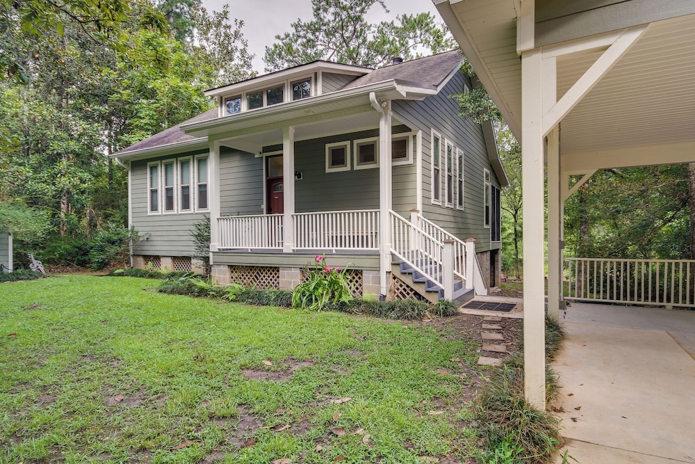 Waterfront Loranger Cottage Hot Tub Deck and Grill — 4-Star Luxury Hotel in Amite, United States