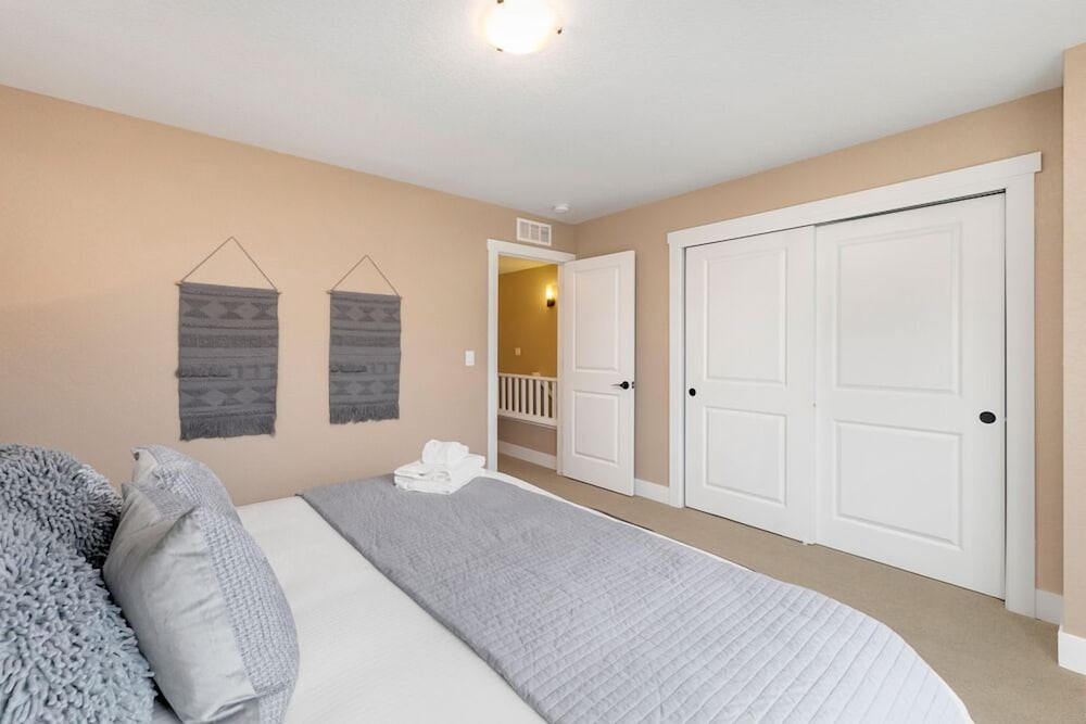 Amazing Urban Townhome near Breweries & River - photo 2