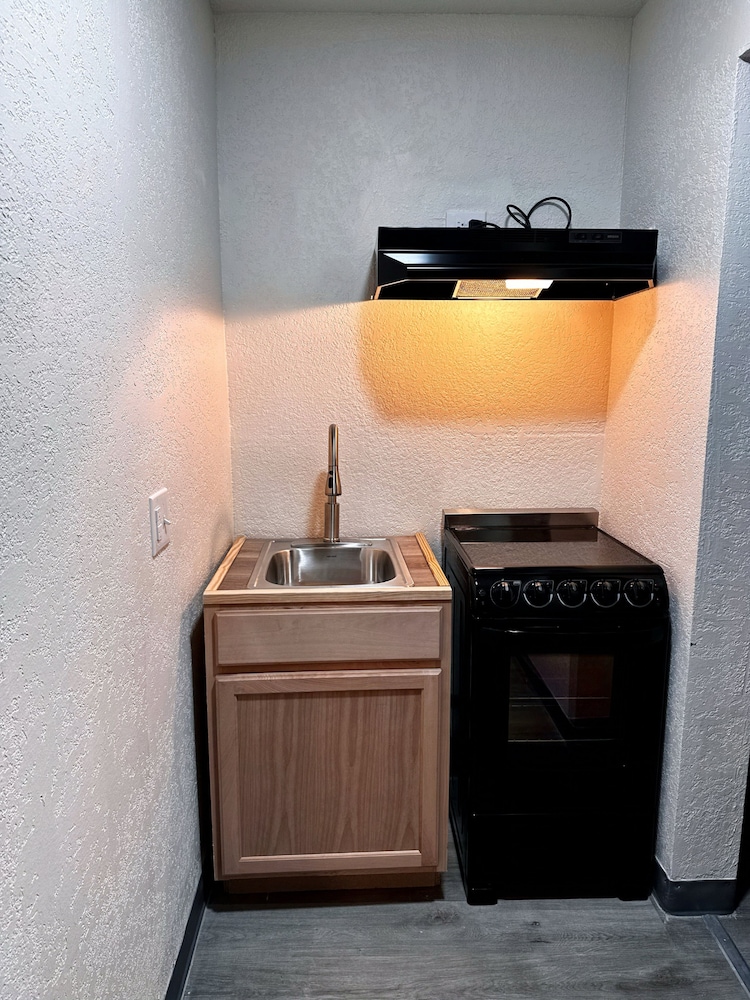 Studio City Suites a Travelodge by Wyndham - photo 21