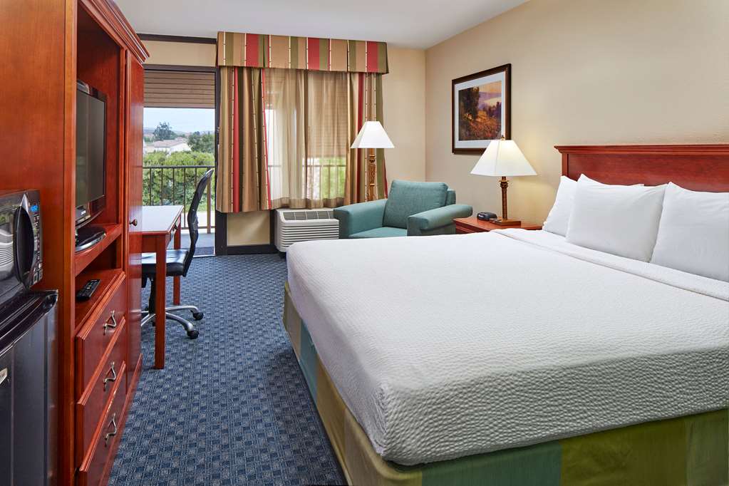 La Quinta Inn & Suites by Wyndham Thousand Oaks Newbury Park - photo 14