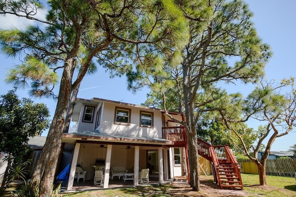 Turtle Hatch - carbon neutral hotel in Naples