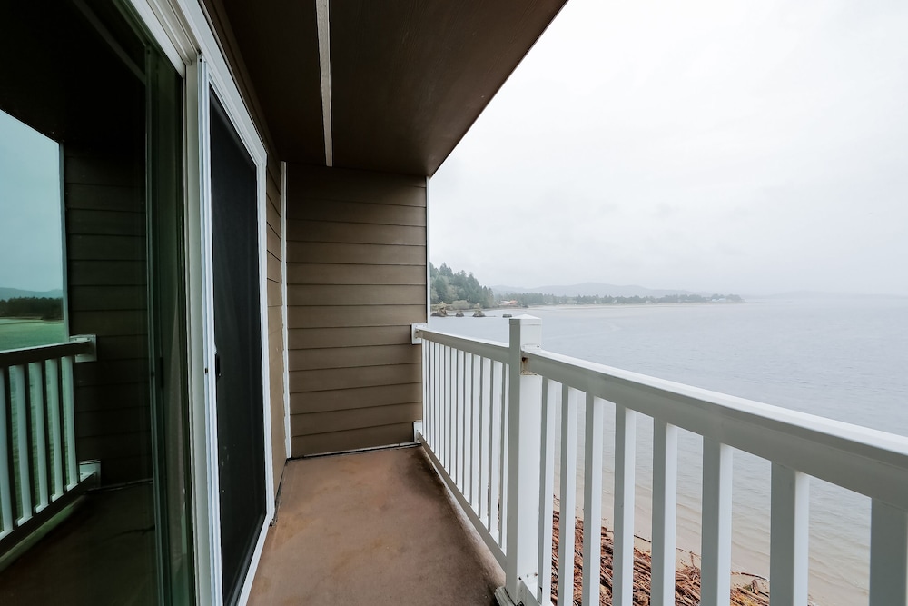 Siletz Bay Beachfront Hotel by OYO Lincoln City - photo 125