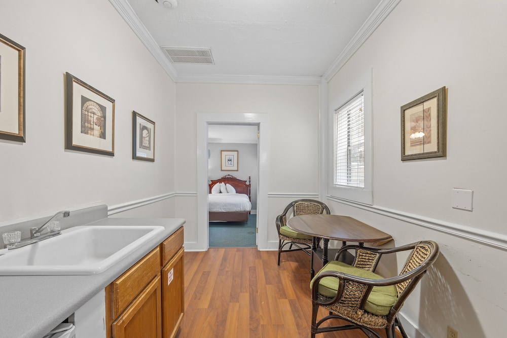 Coombs Inn and Suites - photo 22