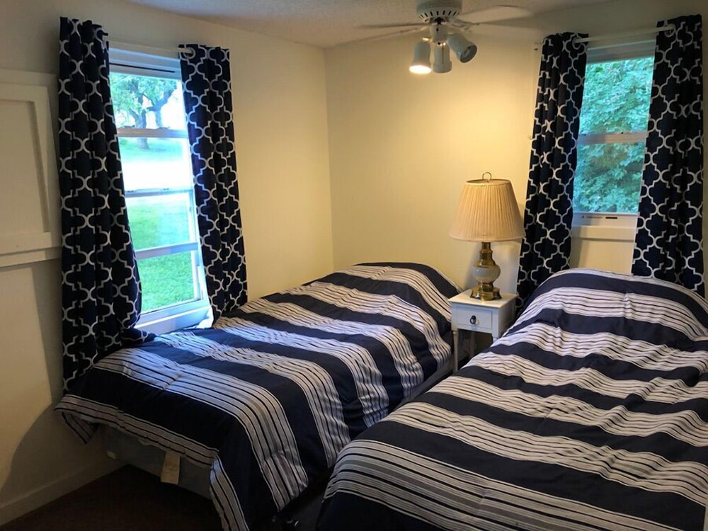 West Winds Motel & Cottages - photo 59