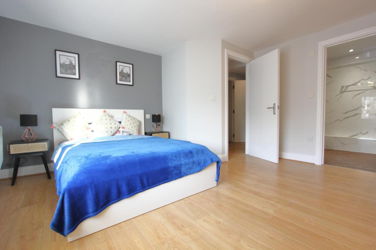 Charming 2 Bed 2 Bath Flat & Parking by CozyNest