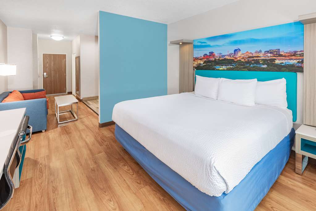 Days Inn & Suites by Wyndham San Antonio near Frost Bank Center - photo 31