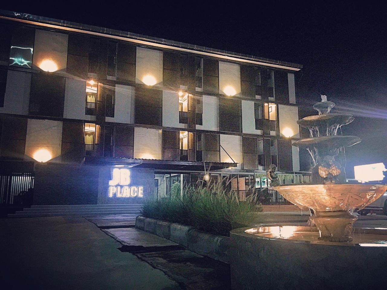Jb Place - carbon neutral hotel in Nakhon Pathom