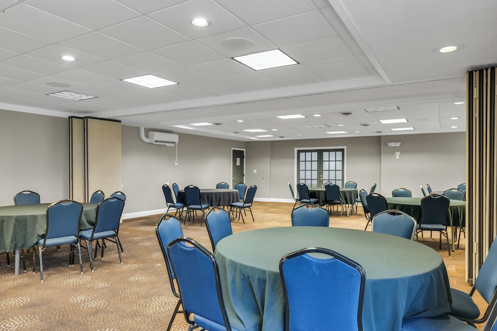 Eastlake Suites Hotel & Conference Center By OYO Urbana - photo 133