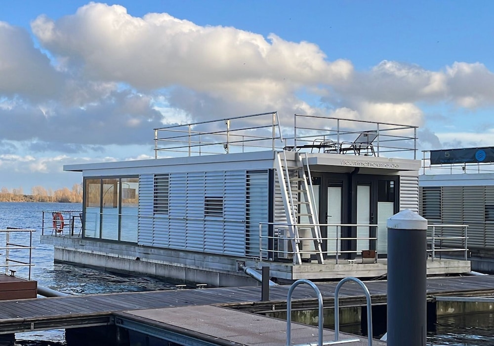 Hausboot am Xantener Nordsee — hotel in Xanten