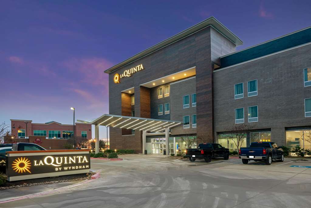 La Quinta Inn & Suites by Wyndham College Station South - photo 9