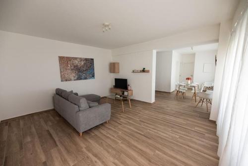 Bright 2BR apartment in Palaio Faliro — 4-Star Luxury Hotel in Athens, Greece