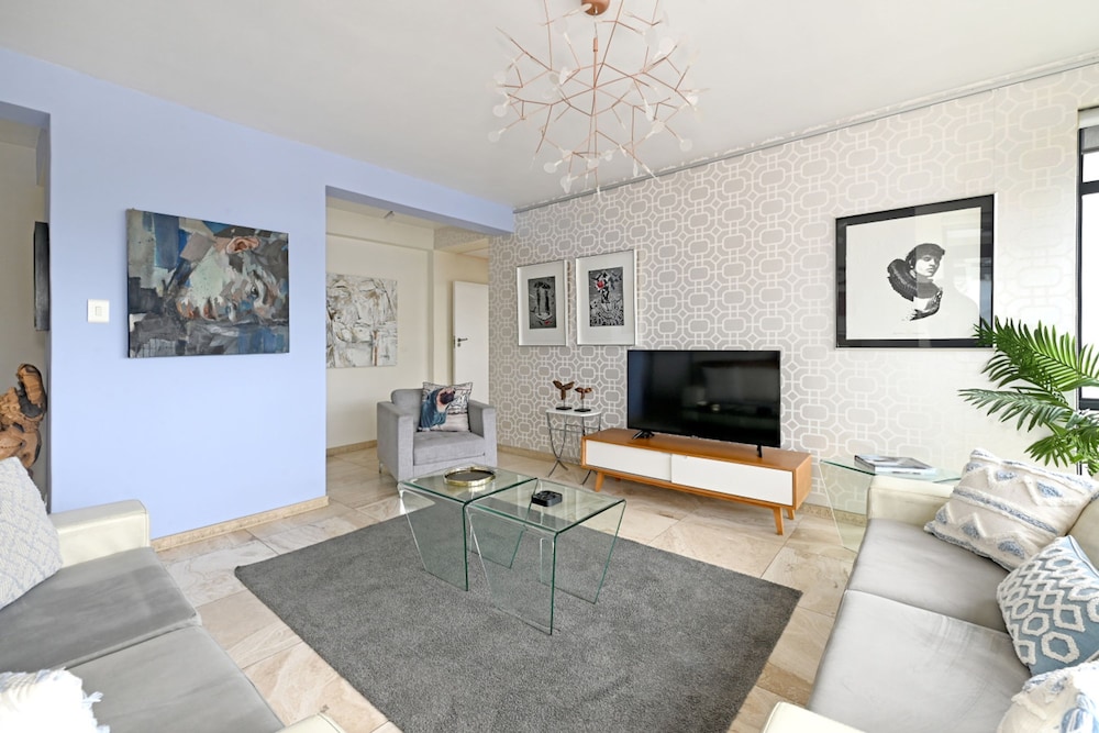 2 Bed Bantry Bay City and Sea View 100m to Beach