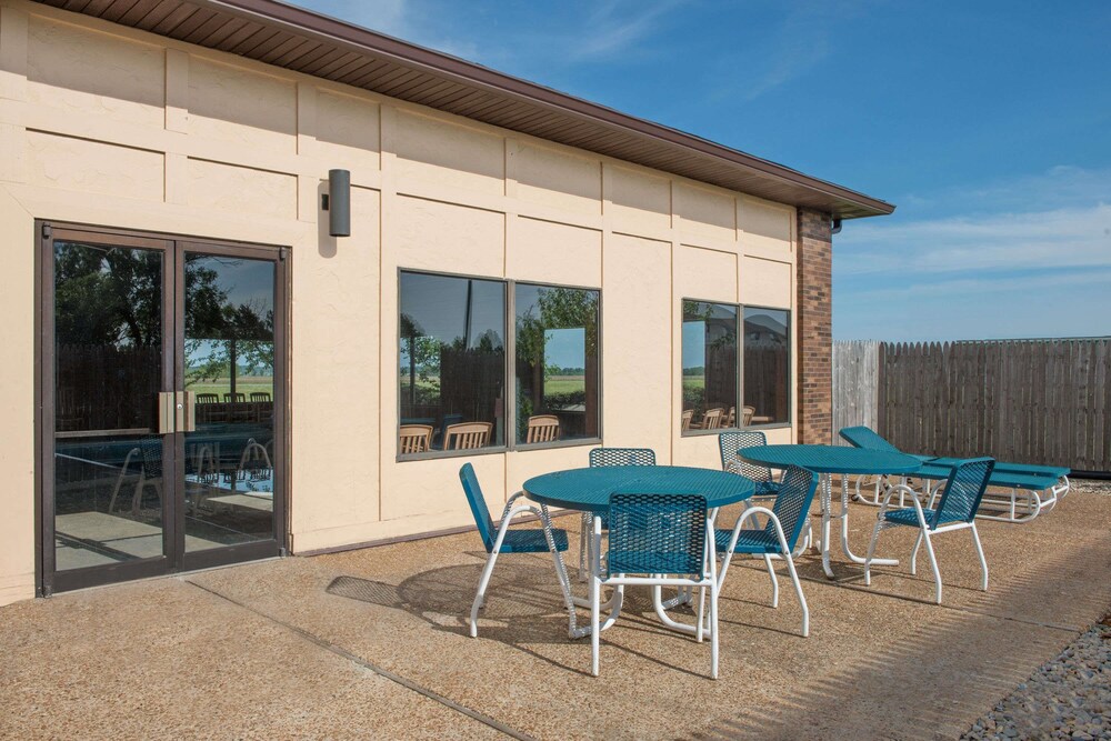 Days Inn by Wyndham Pontoon Beach - photo 16