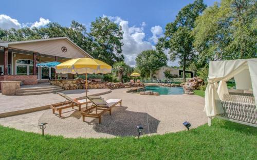 4BD Pool & Movie Theater Lake Conroe Nearby in Conroe, United States