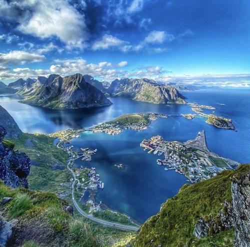 House in the heart of Lofoten with spectacular view — 4-Star Luxury Hotel in Reine, Norway