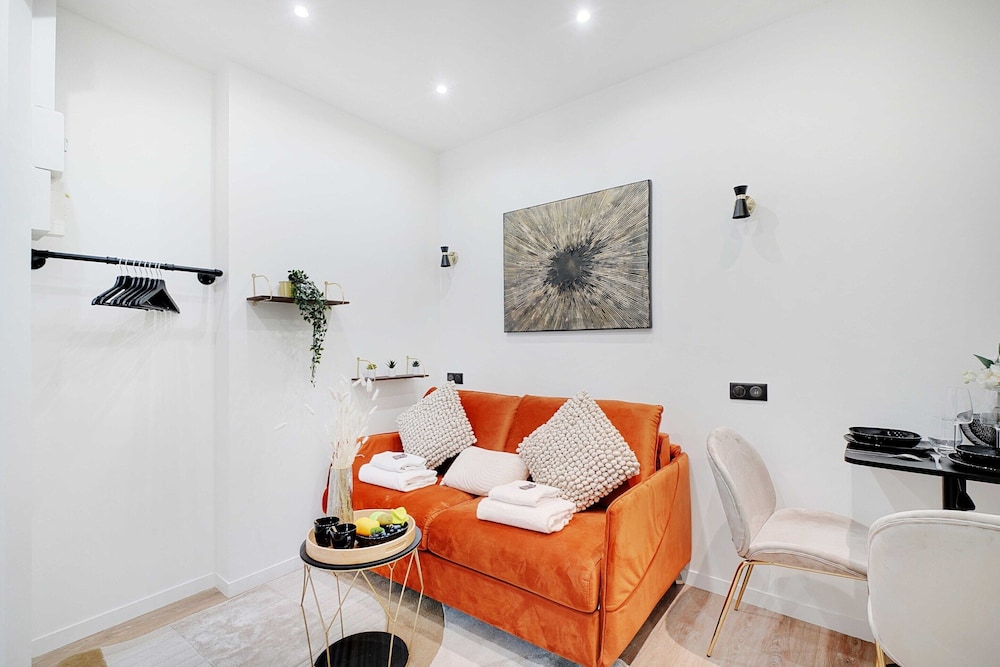Elegant Studio 2P Place Pigalle — 4-Star Luxury Hotel in Paris, France