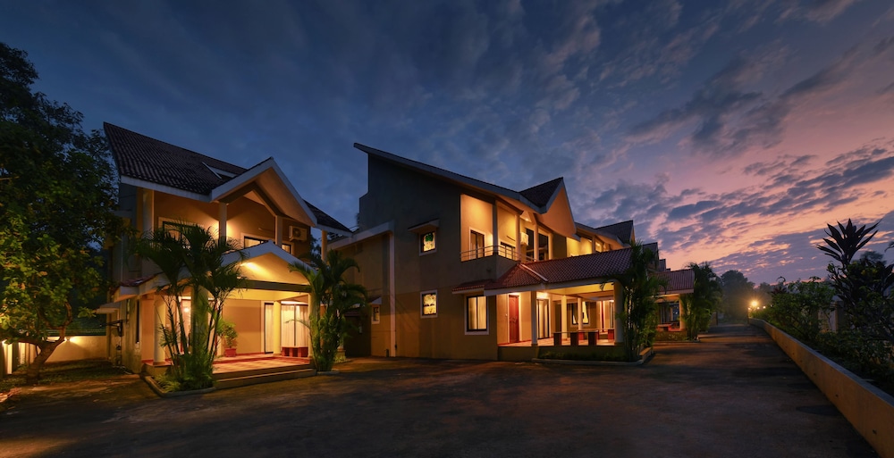 TreeHouse Blue Hotel & Villas - carbon neutral hotel in Colva