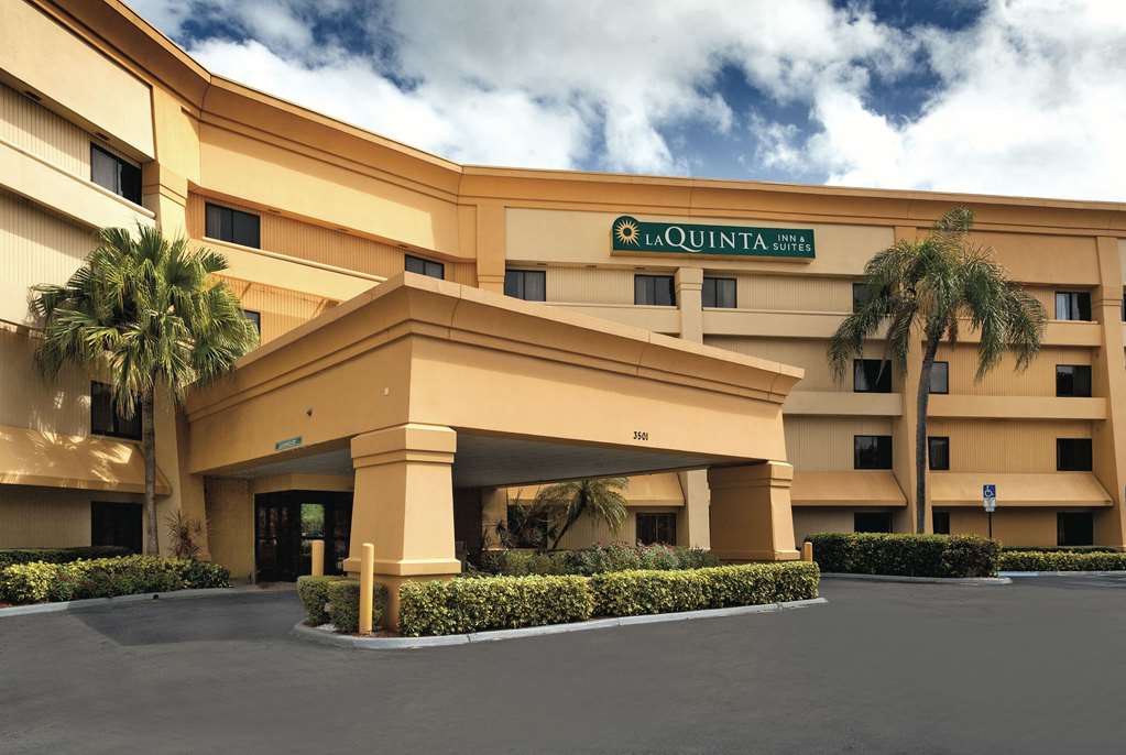 La Quinta Inn & Suites by Wyndham Miami Airport East - photo 2