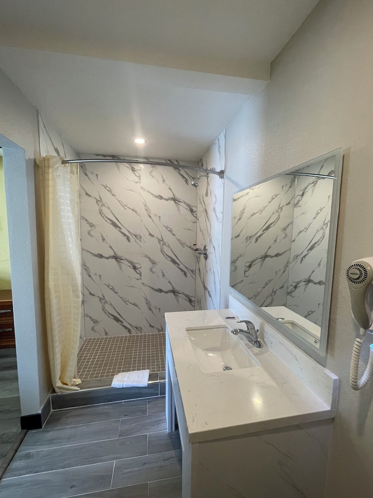 Stadium Inn & Spas - photo 23