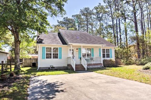 Oak Island Cottage Walk to Beach and Intracoastal — 4-Star Luxury Hotel in Oak Island, United States